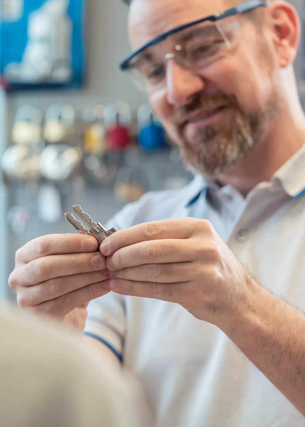 Person mit Schlüssel in der Hand