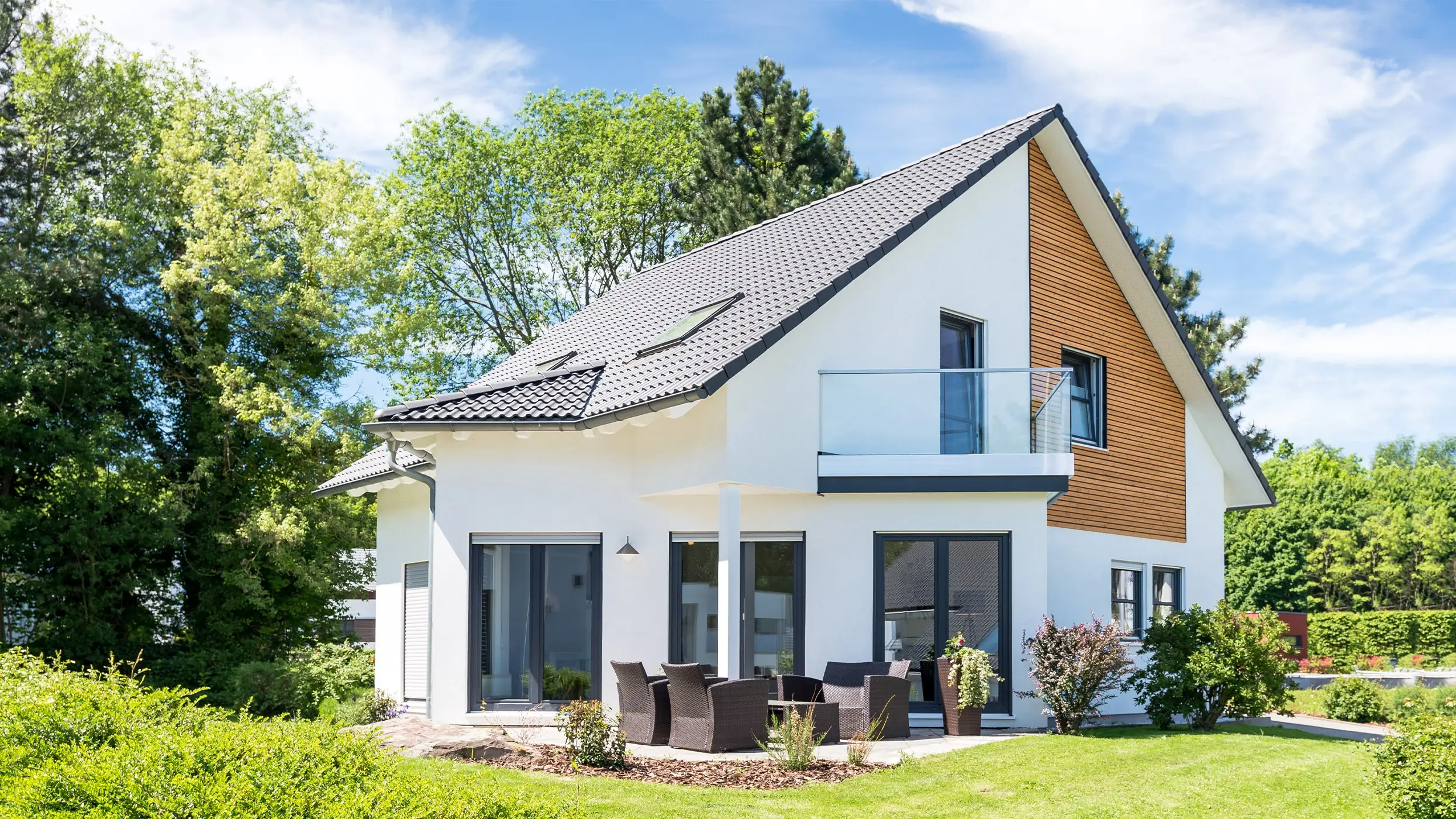 Familie im Haus hinter einer Fensterscheibe