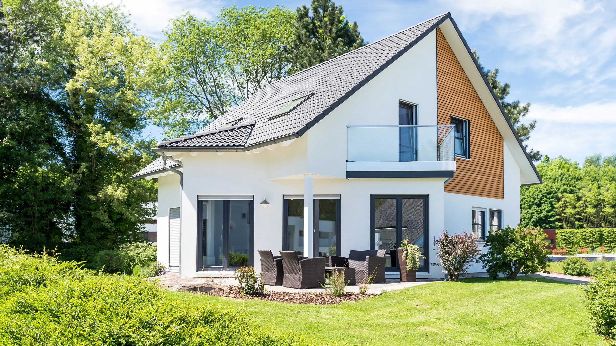 Modernes Haus mit Holzakzenten