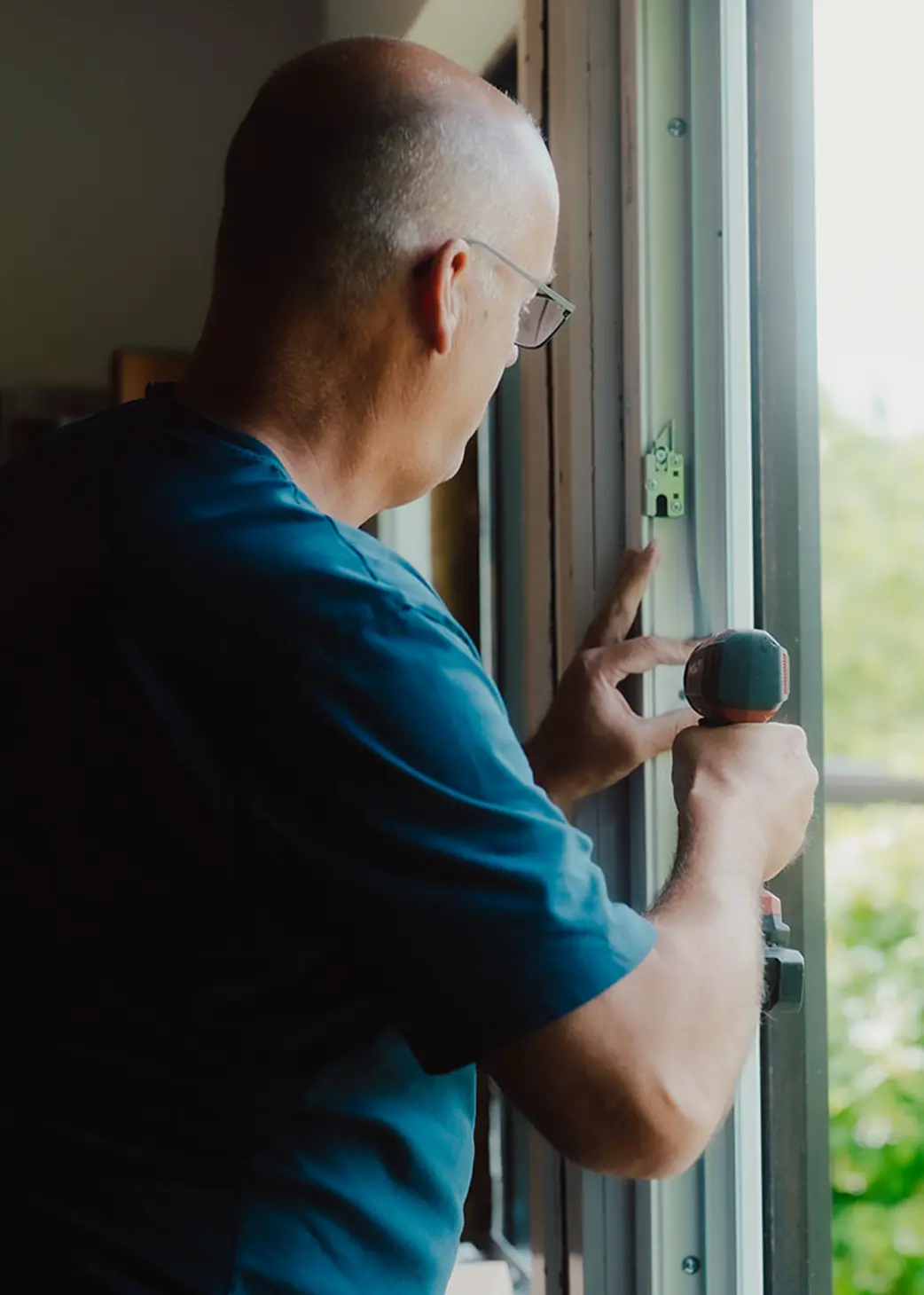 Person montiert ein Fenster