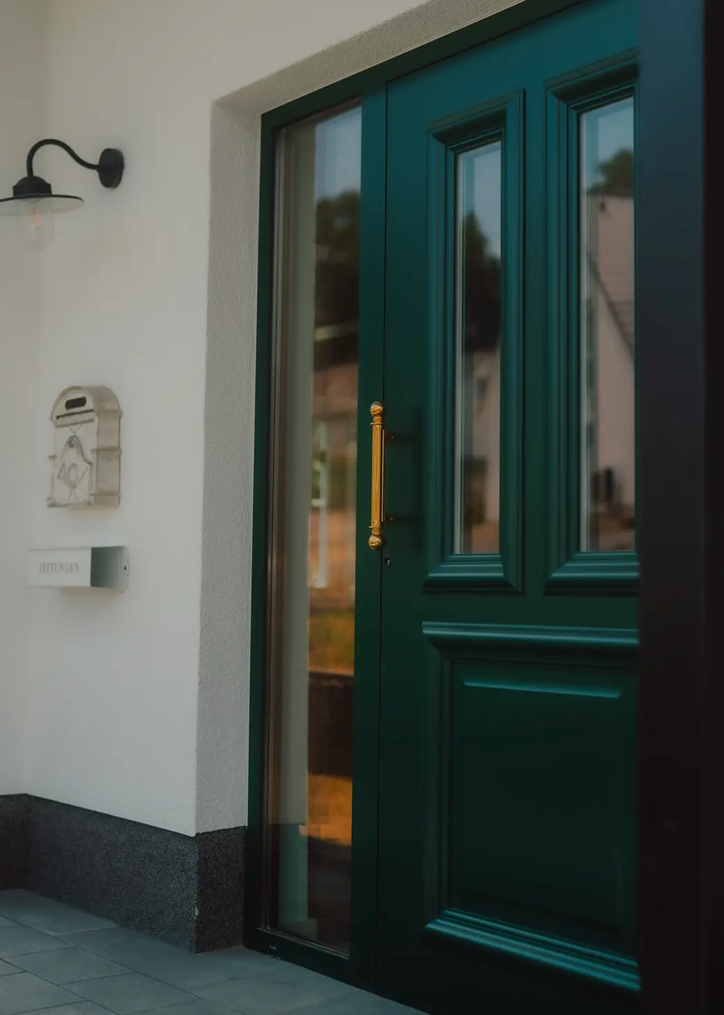 Grüne Kunsstofftür mit Fensterscheiben