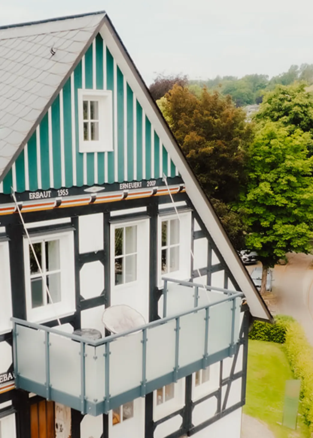 Vogelperspektive auf Fachwerkhaus mit Balkon